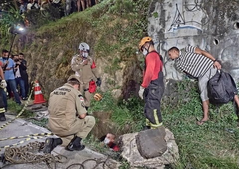 Vídeo: assaltante é resgatado após entrar em bueiro para não ser linchado em Manaus