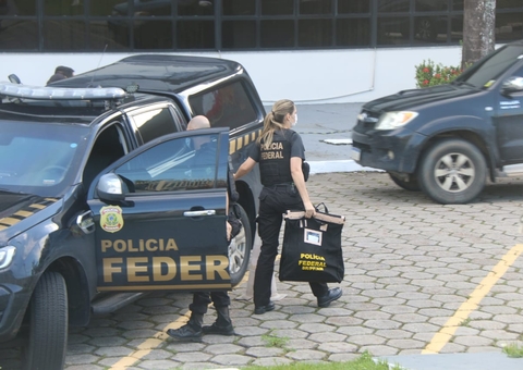 PF entrega documentos apreendidos com alvos da operação em Manaus