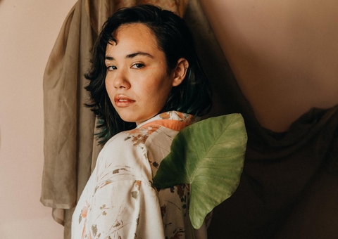 Gabi Farias apresenta 'Enchente Live Show' neste sábado  