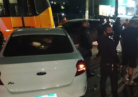 Carro 'voa' na pista e atropela homem em grave acidente em Manaus