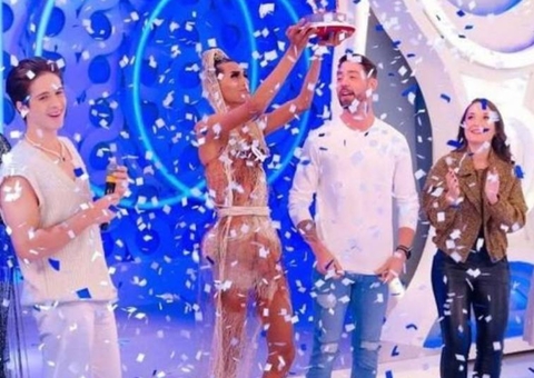 Influencer do Amazonas ganha troféu em programa do SBT