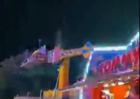 Brinquedo ‘desgovernado’ quase arremessa grupo em parque de diversões;vídeo