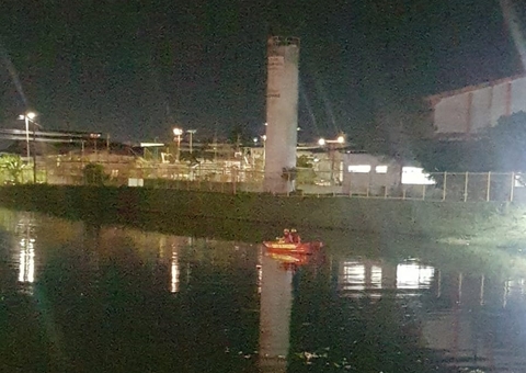 Bombeiros fazem buscas por adolescentes desaparecidos em igarapé de Manaus