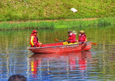 Lixo impede mergulho de bombeiros que buscam corpo de adolescente em igarapé de Manaus