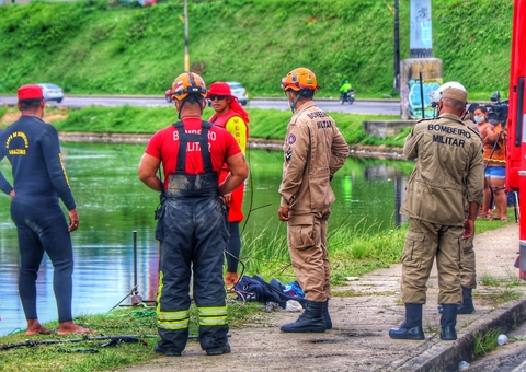 Com ajuda de cordas com ganchos, buscas por adolescente continuam em Manaus