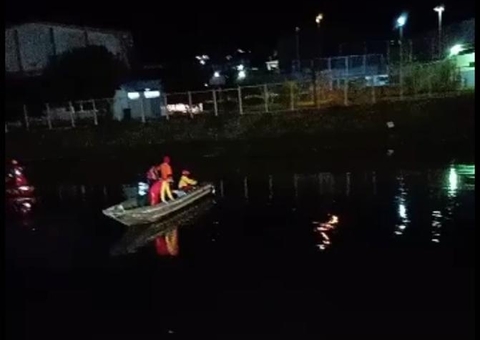 Vídeo mostra momento em que corpo de 2º adolescente é resgatado de igarapé em Manaus