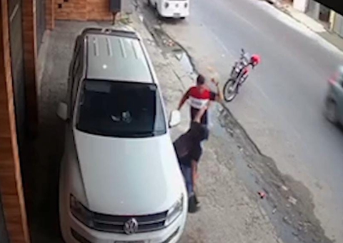 Homem é flagrado espancando mulher em rua de Manaus; veja vídeo
