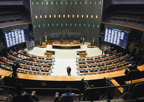 PEC que veda militares da ativa em cargos do governo é apresentada na Câmara