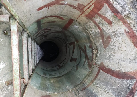 Criança cai em buraco de 15 metros ao tentar pegar papagaio em Manaus