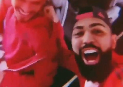 Gabigol comemora pouso de avião do Fla após previsão polêmica de sensitiva