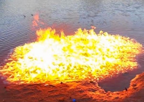 Poluído com óleos e dejetos químicos, rio pegou fogo