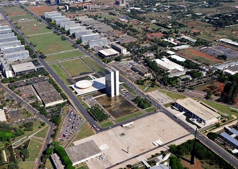 Projeto que combate supersalários volta para o Senado