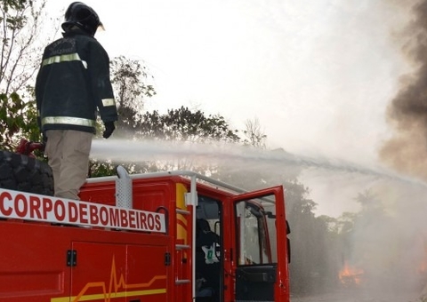 Casa fica destruída após a própria dona atear fogo em Manaus