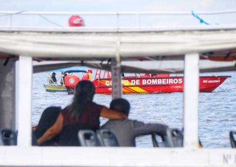 Pastor e piloto podem estar presos sob barco que afundou em acidente em Manaus