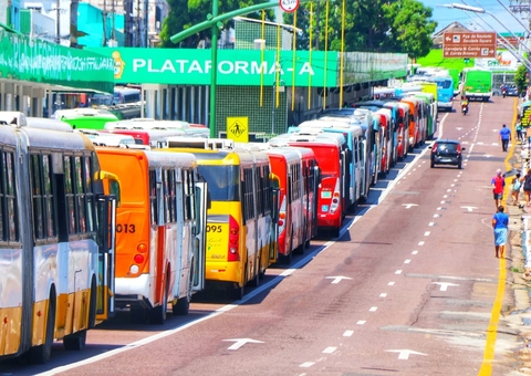 Ex-funcionários da Açaí protestam e linhas de ônibus são paralisadas em Manaus