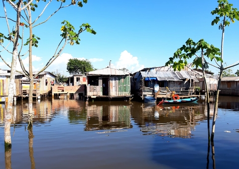Adolescente de 12 anos some em rio no Amazonas após encapuzados invadirem palafita