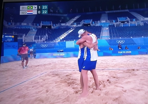 Alison e Álvaro vencem holandeses por 2 a 0 e terminam 1ª fase na liderança no vôlei de praia