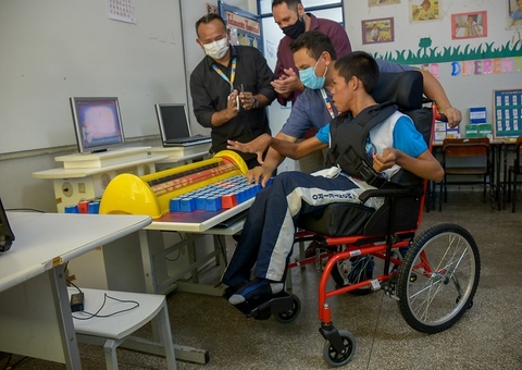 Alunos da educação especial recebem cadeiras adaptadas em Manaus