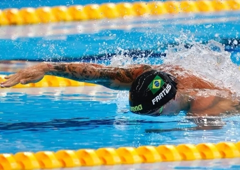 Bruno Fratus confirma favoritismo com medalha bronze nos 50 metros livre