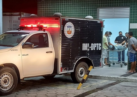 Jovem é crivado a balas no meio da rua por motociclistas em Manaus