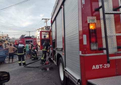 Família fica desesperada após casa pegar fogo em Manaus