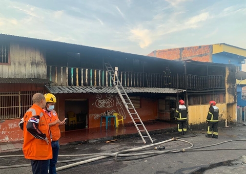 Fogo em churrasqueira causa incêndio em parte de casa em Manaus
