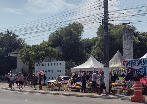 Famílias lotam cemitérios em Manaus para homenagens no Dia dos Pais