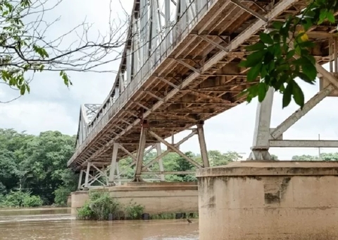 Casal pula em rio para salvar filhos e morre afogado