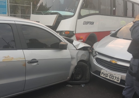 Acidente entre 4 veículos causa caos e desespero em avenida de Manaus