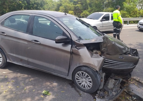 Mulher fica ferida após carro atingir árvore em avenida de Manaus