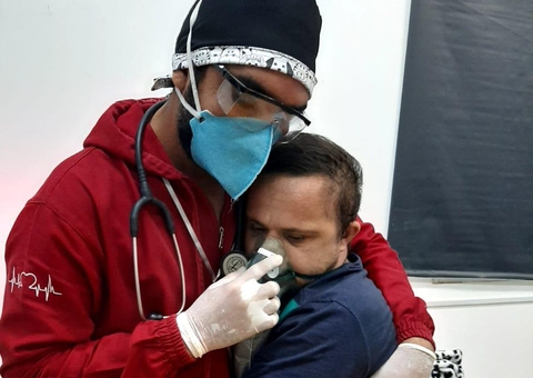 Enfermeiro que viralizou ao abraçar paciente com Down é indicado a prêmio