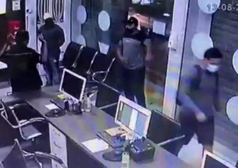 Bandidos rendem funcionários e assaltam auto escola em Manaus; veja