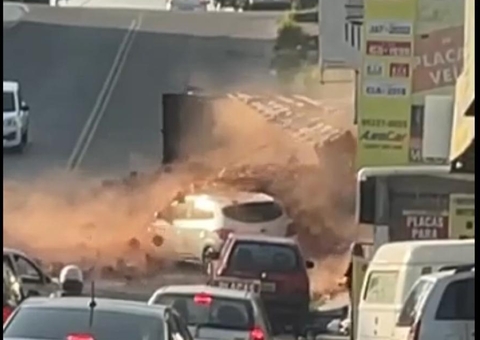 Caminhão tomba e atinge dois carros em avenida de Manaus; vídeo