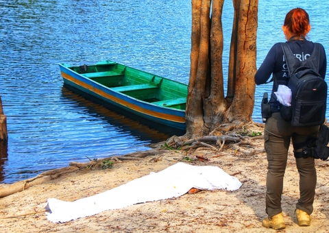 Crianças encontram corpo de idoso boiando em lago de Manaus