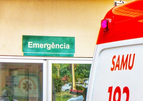 Homem fica preso às ferragens de carro após acidente grave em Manaus