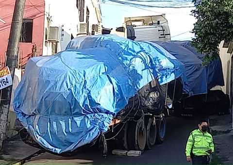Carreta perde controle e tomba em rua de Manaus