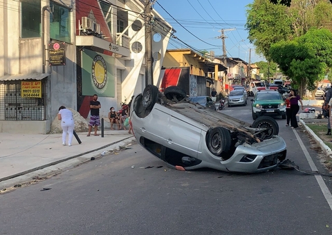 Suspeitos de assalto capotam carro durante perseguição policial em Manaus