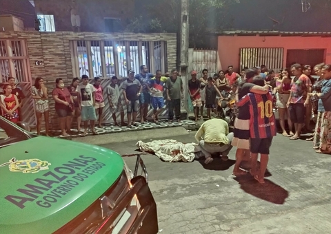 Jovem é morto e amigo é baleado enquanto assistiam jogo em bar de Manaus