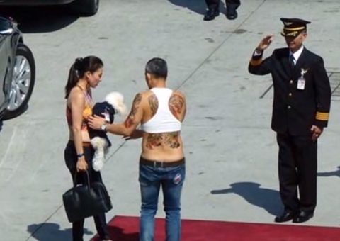  Governo tailandês proíbe uso de imagem polêmica do rei andando de cropped em shopping 