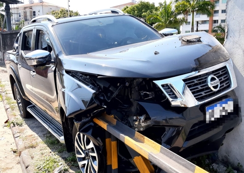 Motorista abandona carro após acidente em avenida de Manaus
