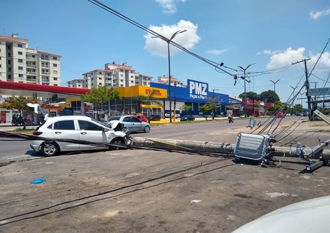 Motorista dorme ao volante e derruba poste em avenida de Manaus