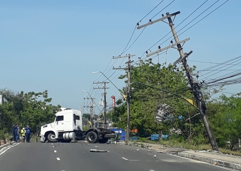 Bairros de Manaus sofrem apagão após caminhão desgovernado 'arrancar' poste