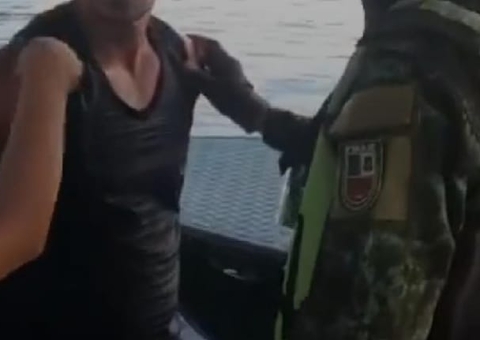 Homem é preso por espancar mulher e intimidar delegada em flutuante de Manaus