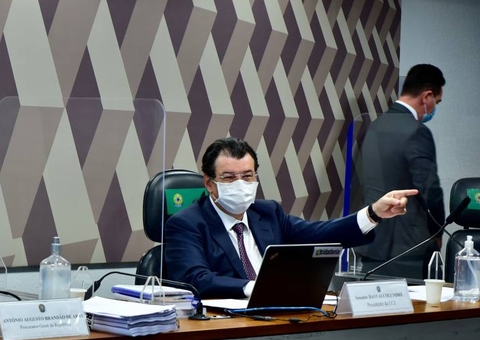 Eduardo Braga produziu relatório que reconduziu Aras à PGR