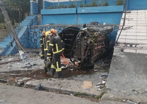 Homem morre esmagado após carro capotar sobre ele em Manaus