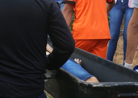 Dupla invade casa para escapar de pistoleiros e moradora é baleada em Manaus