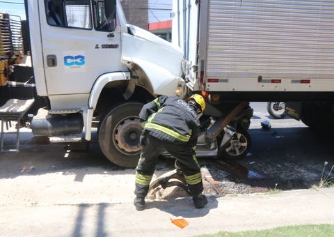 Mulher morta em carro esmagado por carreta é identificada em Manaus
