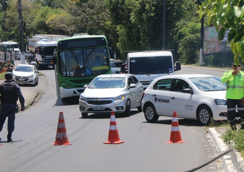 Trânsito é interditado na avenida Rodrigo Otávio após grave acidente