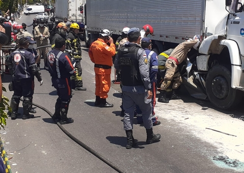 Duas pessoas morrem ao ter carro esmagado entre caminhão e carreta em Manaus