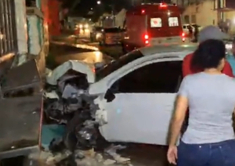 Motorista fica preso nas ferragens após carro bater em muro de Manaus